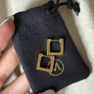 Mejuri Block Hoops Small